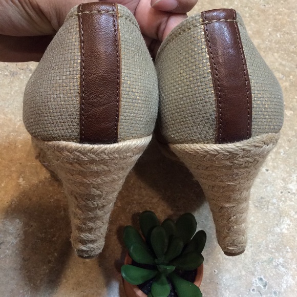 MICHAEL MICHAEL KORS GOLD ESPADRILLE WEDGES - Picture 4 of 8